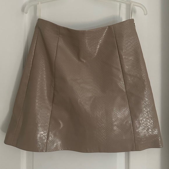 Babaton faux leather cream mini skirt - size 4 - Picture 3 of 4